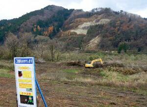 秋田県能代市の河川敷の伐採作業=11月(国交省提供)