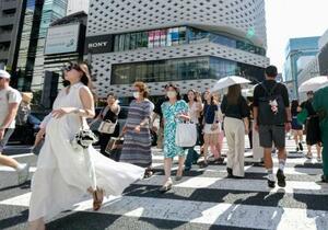 猛暑日となった東京都心で、銀座の交差点を歩く人たち。気象庁は夏(6~8月)の平均気温が1898年の統計開始以降で最高になったと発表した=1日午後