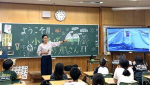 五十沢小学校で特別授業を行う小野塚彩那さん=南魚沼市宮