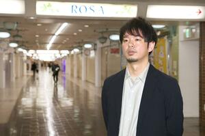 西堀ローサで古町夜市を企画する永井大地さん。「20代や30代が来る仕掛けを作りたい」と話す=新潟市中央区