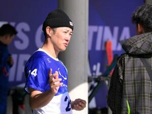 　公式練習を終え、取材に応じる小須田潤太＝コルティナダンペッツォ（共同）