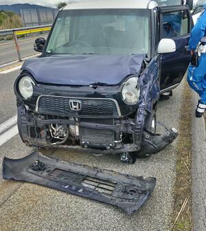 容疑者が高速道路で追突事故を起こした車（提供写真）