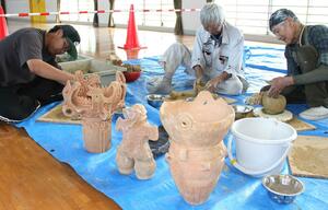 縄文土器作りを体験する受講者ら＝上越市中郷区の片貝縄文資料館