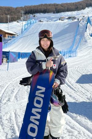 　スロープスタイルのテスト滑走に参加した村瀬心椛＝１２日、リビーニョ（共同）