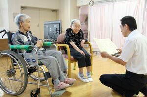 圓山知会長から表彰状を受け取る利用者=阿賀野市寺社