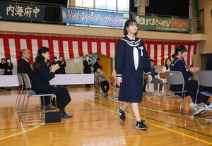 内海府中の離島留学生として初めて卒業した樋宮花音さん(中央)=3月3日、佐渡市鷲崎
