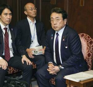 参院予算委理事懇談会に臨む赤沢経済再生相(右)=15日午後、国会