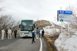 大佐渡スカイラインの最高点で、標識やガードケーブルなどを確認する新潟県職員ら=4月16日、佐渡市