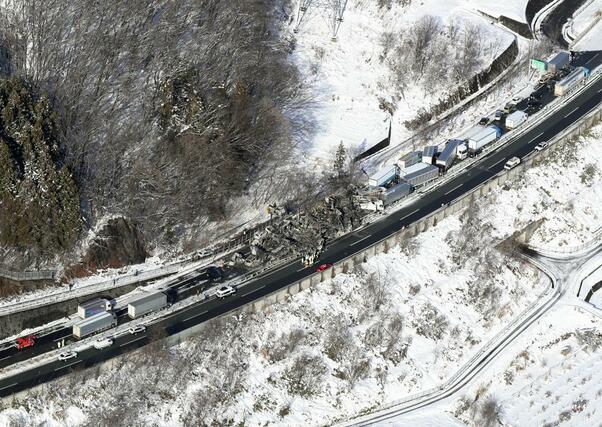 関越自動車道下り線で発生した多重事故の現場＝２７日午前１０時ごろ、群馬県みなかみ町（共同通信社ヘリから）