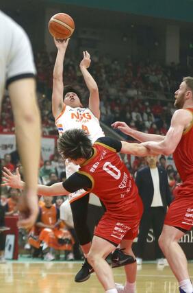 岩手－新潟　第１クオーター、濵高康明が２点シュートを決め１９－１５＝５月１８日、盛岡タカヤアリーナ