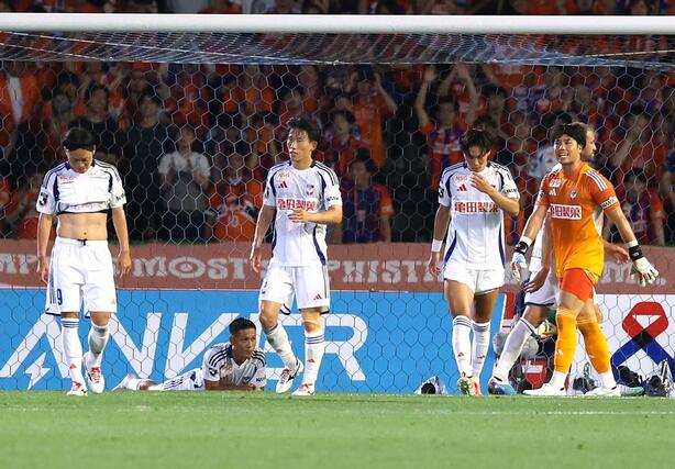 川崎－新潟　前半、追加点を奪われ０－２とされる新潟＝Ｕ等々力