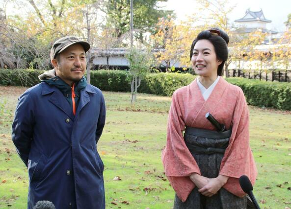 報道陣のインタビューに答える白石和彌監督(左)と木竜麻生さん=新発田市