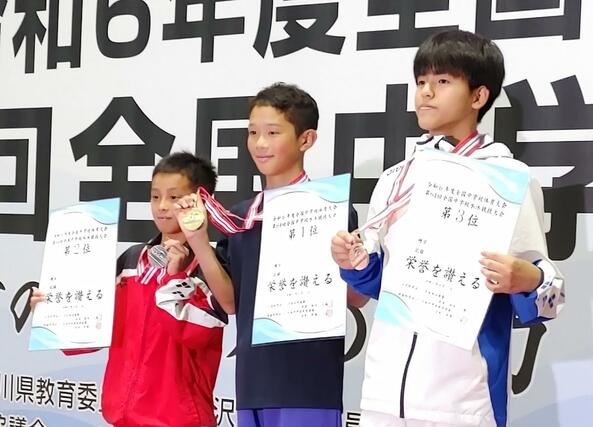 表彰台に上る男子板飛び込み３位の長岡西・櫻井響樹（右）＝金沢プール