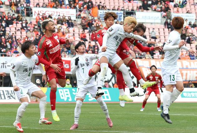 後半アディショナルタイム、ゴール前で必死に守る高知＝７日、デンカビッグスワンスタジアム