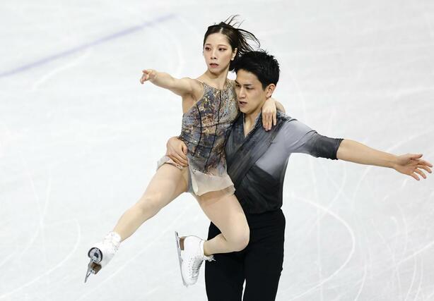 ペア・フリー　演技する三浦璃来（左）、木原龍一組＝ミラノ（共同）