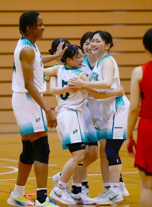 女子決勝　初優勝を決め、喜ぶ新潟産大付の選手たち＝リージョンプラザ上越
