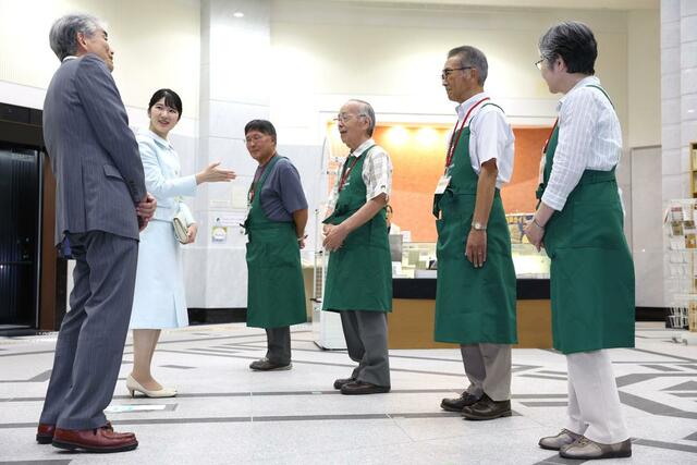 新潟市歴史博物館みなとぴあの視察でボランティアスタッフと言葉を交わされる天皇、皇后両陛下の長女愛子さま＝７日、新潟市中央区