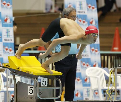 男子４００メートル自由形で優勝した岩﨑晴（日本文理）＝２０２５年０６月１９日、長岡市のダイエープロビスフェニックスプール