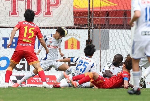 名古屋－新潟　後半、ミスからボールを奪われ失点し、０－１＝３１日、豊田スタジアム