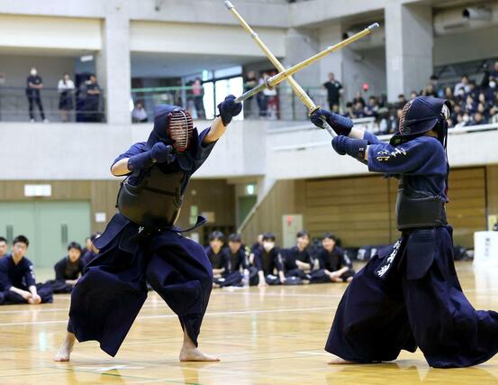 剣道男子個人決勝 優勝した柳諒志(新潟明訓・白)が攻める=長岡市市民体育館