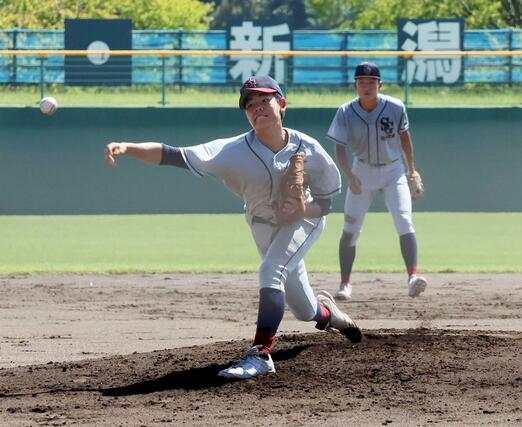 ３失点で完投した関根学園の鈴木興丞＝９月１１日、柏崎市の柏崎市佐藤池野球場