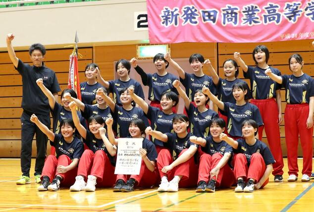 女子バレーボールで、１３年ぶりの優勝を果たした新発田商の選手ら＝小千谷市総合体育館