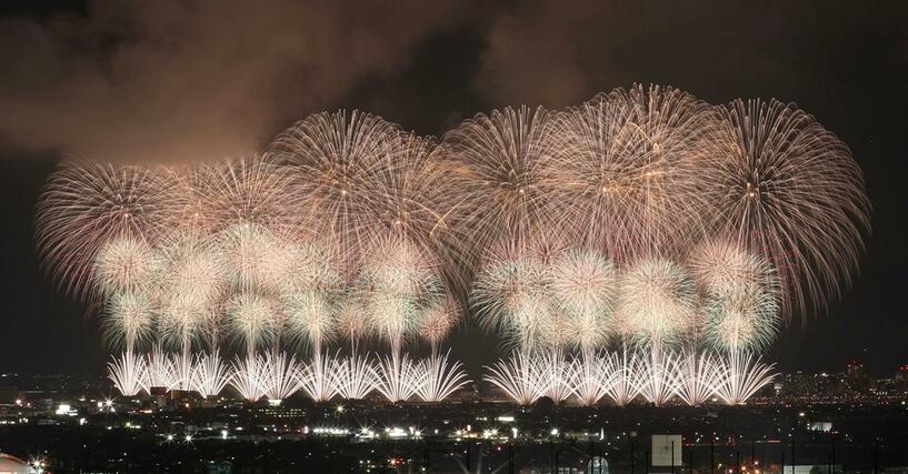 夜空を彩った長岡花火「復興祈願花火フェニックス」＝８月２日、長岡市