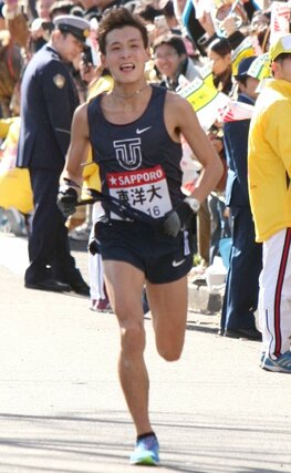９区で東洋大１年の服部勇馬（十日町市出身）が力走する＝２０１３年１月３日、横浜市