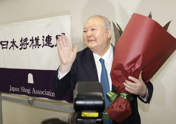 ２０１７年６月、現役引退の記者会見を終え、会場を後にする加藤一二三さん＝東京都渋谷区の将棋会館