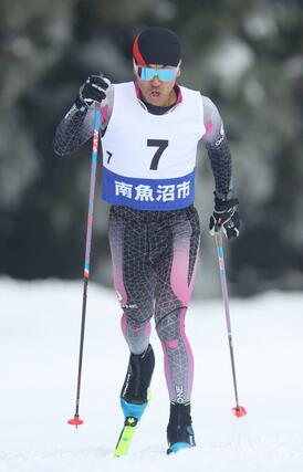 男子成年Ｃ５キロクラシカル　優勝した目崎才人（高田自衛隊）が３キロ付近の坂を上る＝南魚沼市