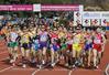 第43回全国都道府県対抗女子駅伝でスタートする選手たち=12日、たけびしスタジアム京都