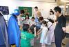 オープンしたソコラテで防災について学ぶ来場者＝２７日、小千谷市稗生