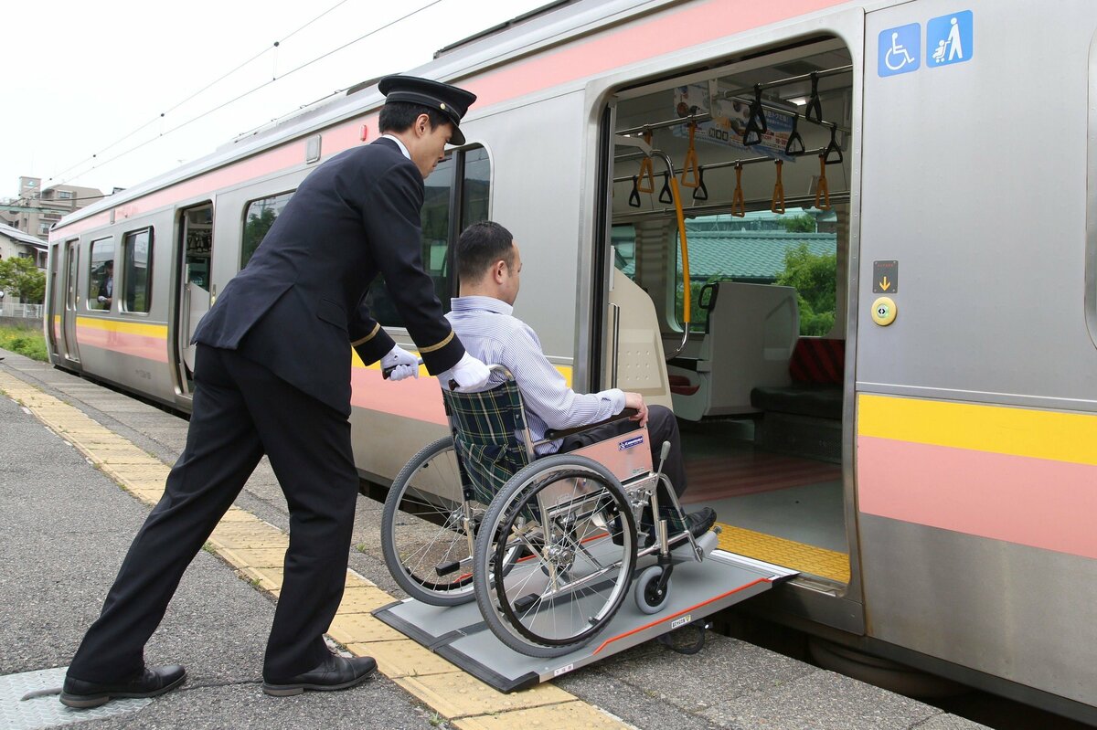 車いす客の列車乗降介助、駅係員＋乗務員でよりスムーズに JR東日本