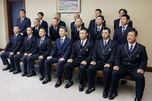 選抜高校野球大会での活躍を誓う帝京長岡と日本文理の選手たち＝２５日、県庁