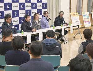 パネルディスカッションをするたまご塾の卒業生ら=柏崎市駅前2