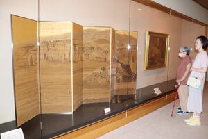 平山郁夫が描いた風景画の大作などが並ぶ展覧会=長岡市今朝白2