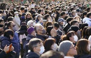 街頭演説を聞く人たち=1月31日、神奈川県内