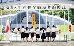沖縄県糸満市の平和祈念公園で営まれた沖縄全戦没者追悼式=23日午後