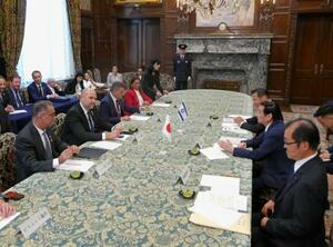 イスラエルのオハナ国会議長(左から2人目)と面会する関口昌一参院議長(右から2人目)=26日午後、国会