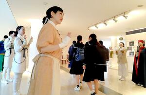 鑑賞後の生徒たちに声をかけたり、手を振ったりして見送るSPACの出演者たち=静岡市の静岡芸術劇場