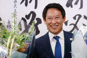 東京選挙区で当選が決まり、笑顔を見せる自民党の鈴木大地氏=20日午後8時21分、東京都新宿区