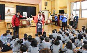 紙芝居やクイズで駄菓子の魅力を伝えたイベント=柏崎市柳橋町