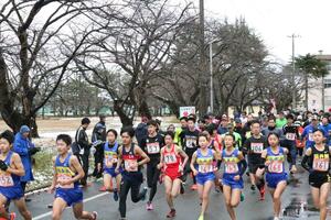 多くの市民らが新春の五泉市内を駆け抜けた「元旦マラソン」=2020年