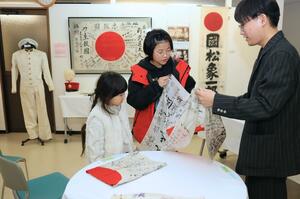 市民から寄せられた生活用品などが並ぶ所蔵資料展=長岡市城内町2