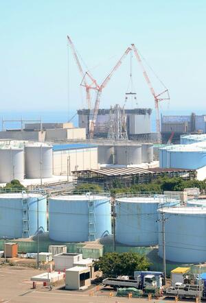 がれき撤去に向けた作業が進む福島第１原発１号機。建屋を覆うカバーの設置工事を行った＝２０２５年７月