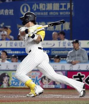 9回ロッテ2死二、三塁、山本が右前にサヨナラ打を放つ=ZOZOマリン