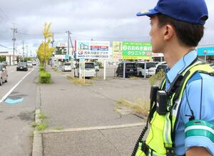 県警が公開したウエアラブルカメラを使用した交通取り締まり=29日、新潟市西区