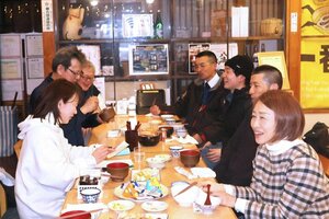７日のナイトマルシェで提供する「ゆざわ雪室汁」の試食会＝湯沢町湯沢