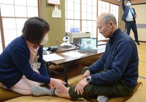 患者宅に見立てた松之山自然休養村センターと、県立松代病院を結んで行われたオンライン診療のデモンストレーション＝十日町市松之山