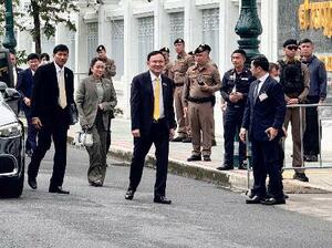 タイの最高裁判所に到着したタクシン元首相(中央)=9日、バンコク(共同)